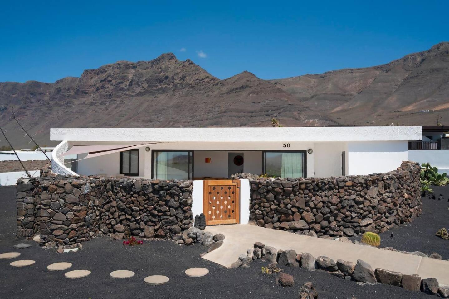 Lanzarote Famara Beach Bungalow エクステリア 写真